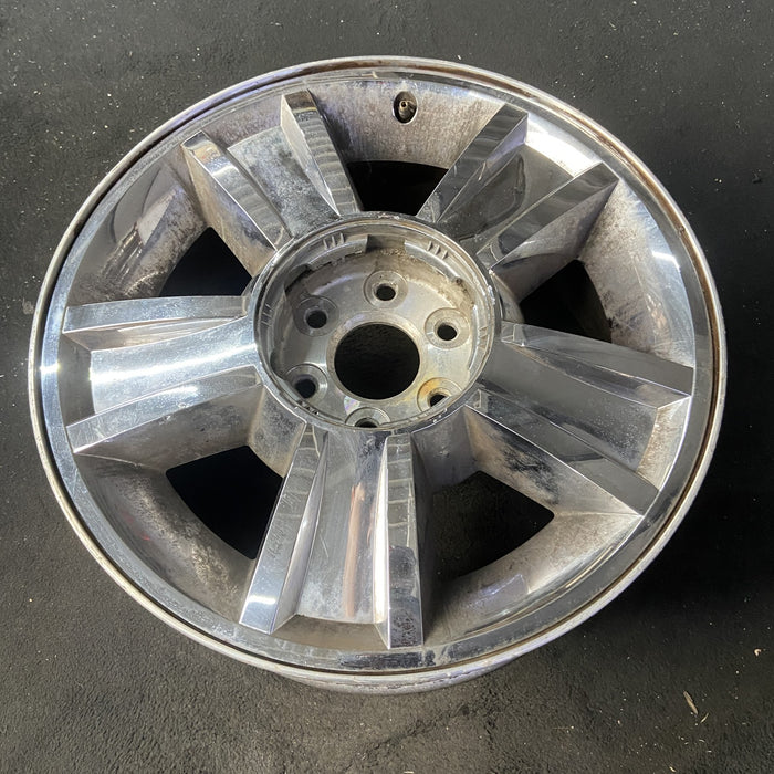 20" AVALANCHE 1500 09-10 20x8.5, 5 spoke, covered lug nuts, grooved spoke - Close-Up Detail