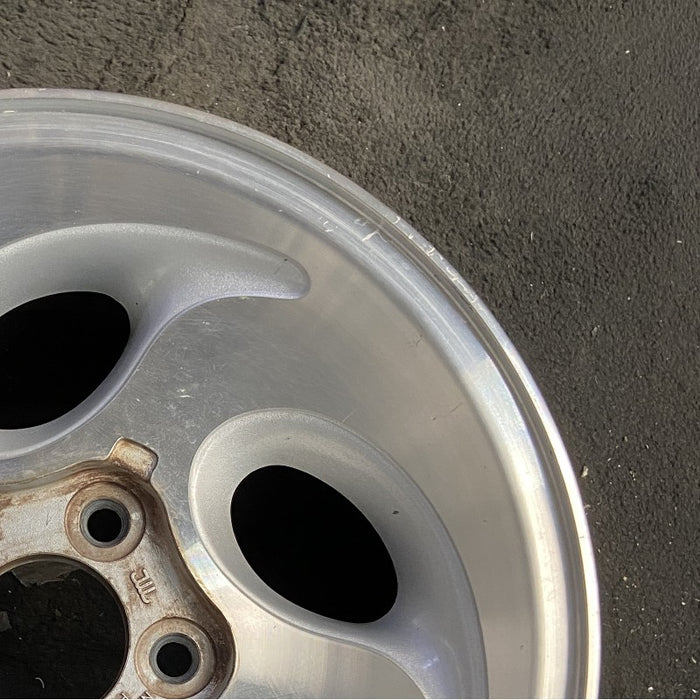 15" EXPLORER 95 15x7 aluminum 5 ovals Original OEM Wheel Rim - Close-Up Detail