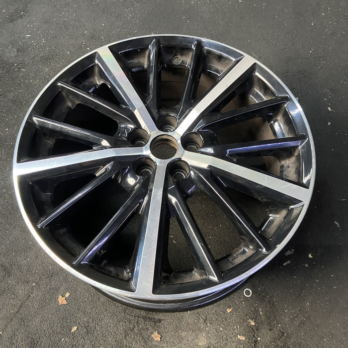 18" 86 19-20 18x7.5 , 15 spoke Original OEM Wheel Rim - Close-Up Detail