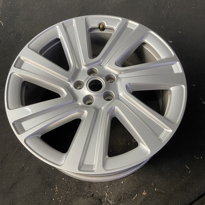 22" RANGE ROVER 22 , 22x9.5, 7 spoke Original OEM Wheel Rim - Close-Up Detail