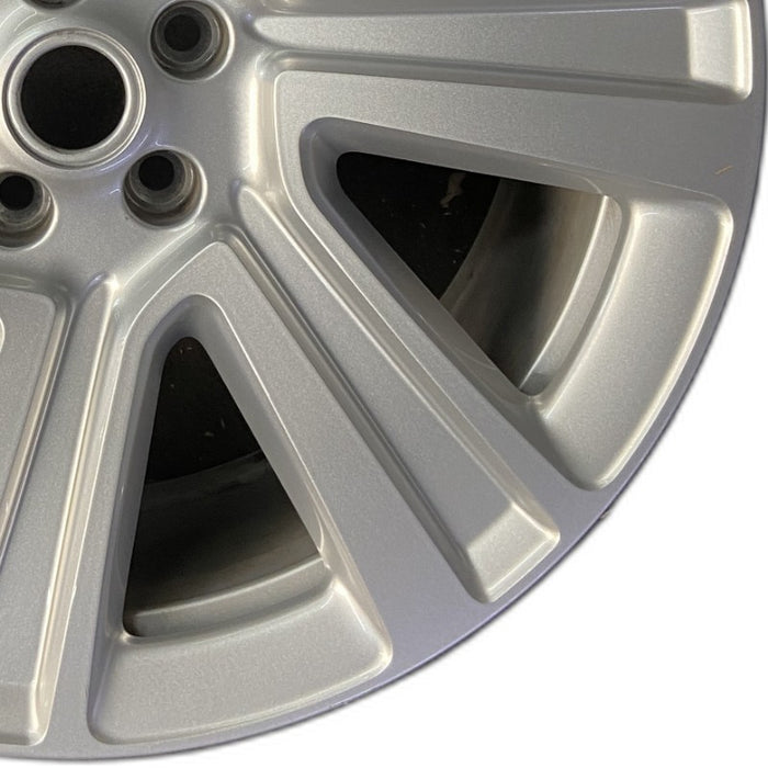 22" RANGE ROVER 22 22x9.5 7 spoke Original OEM Wheel Rim - Close-Up Detail