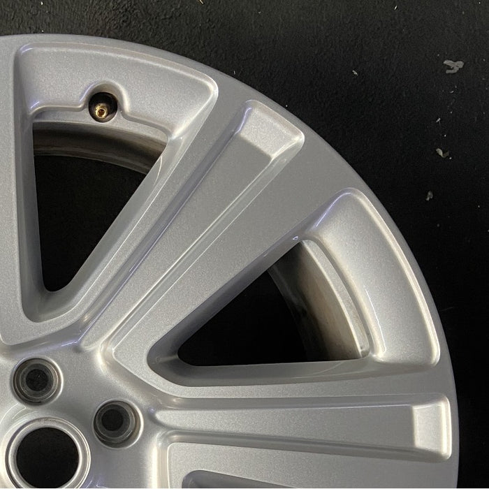 22" RANGE ROVER 22 22x9.5 7 spoke Original OEM Wheel Rim - Close-Up Detail