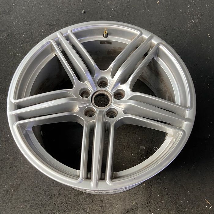 19" PORSCHE MACAN 15-18 19x9, 5 triple spoke Original OEM Wheel Rim - Close-Up Detail