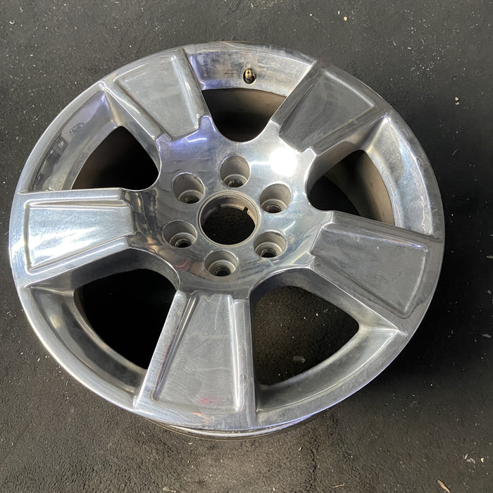 20" AVALANCHE 1500 07-11 20x8.5, 5 spoke, exposed lug nuts, raised edge spoke - Close-Up Detail
