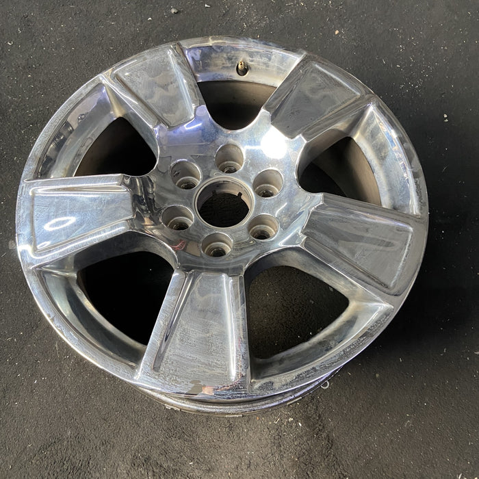 20" AVALANCHE 1500 07-11 20x8.5, 5 spoke, exposed lug nuts, raised edge spoke - Close-Up Detail