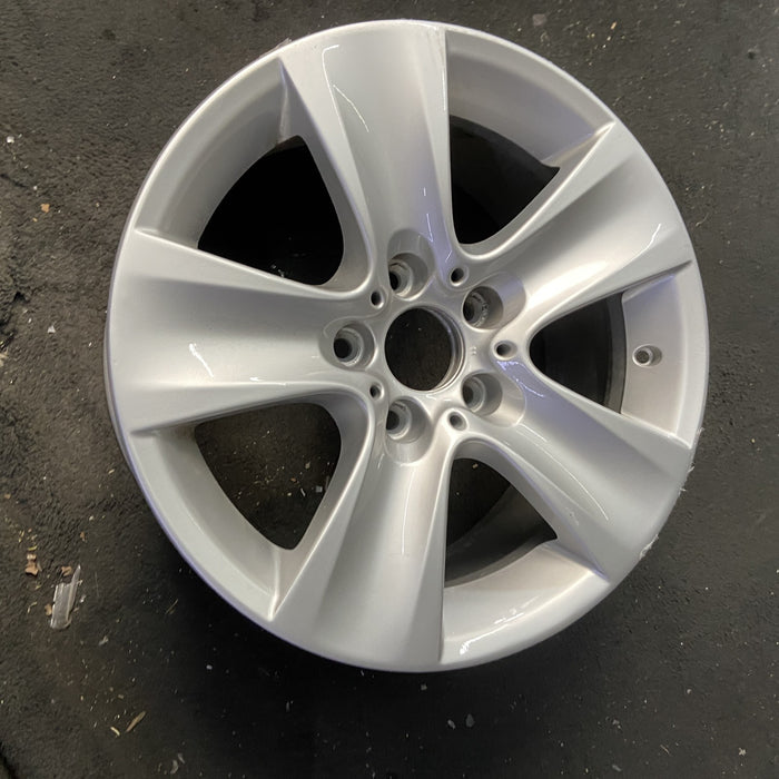 17" BMW 528i 11-16 17x8 , 5 spoke Original OEM Wheel Rim - Close-Up Detail