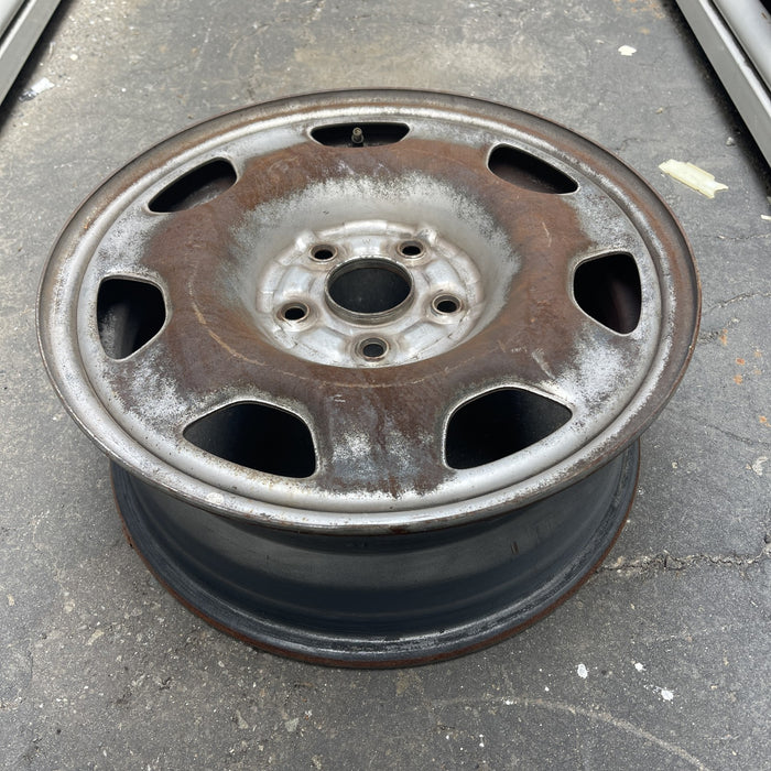 16" RAV4 96-97 16x6 Original OEM Wheel Rim - Close-Up Detail