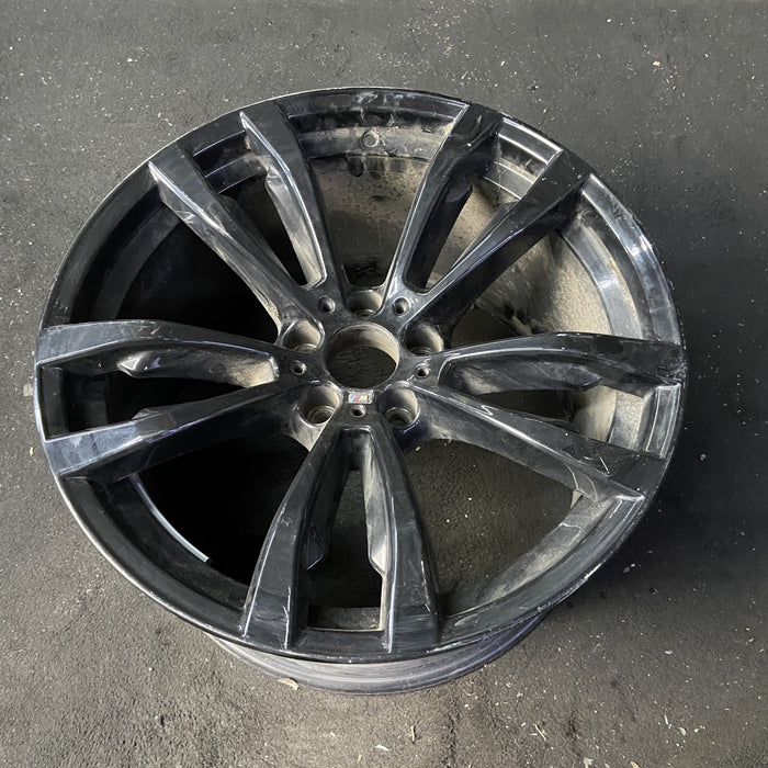 20" BMW X5 14-18 20x11 , 5 spoke, V spoke, flat spoke, black Original OEM Wheel - Close-Up Detail