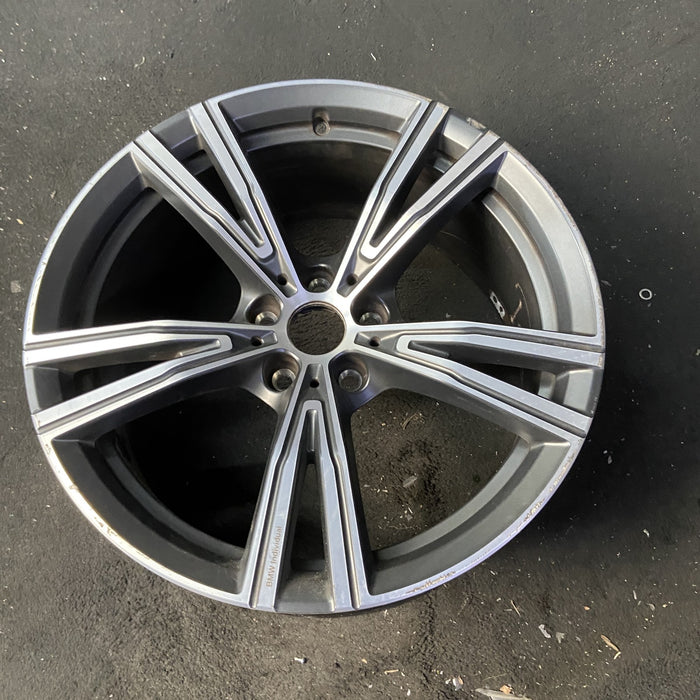 19" BMW 330e 21-24 19x8, , V spoke Original OEM Wheel Rim - Close-Up Detail