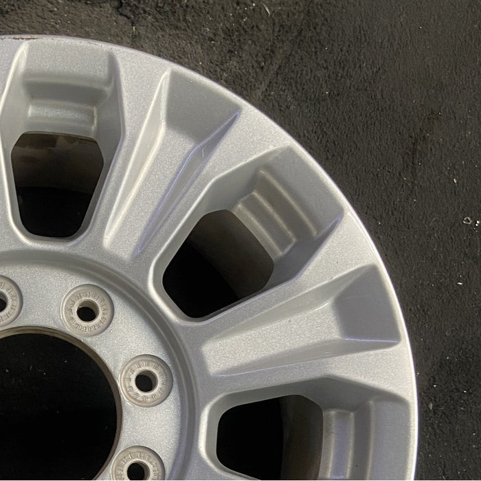 18" FORD F250SD PICKUP 20-22 18x8 aluminum 8 spoke silver Original OEM Wheel Rim - Close-Up Detail