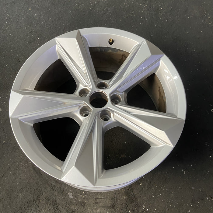 19" AUDI Q7 20-25 19x8.5 , Original OEM Wheel Rim - Close-Up Detail