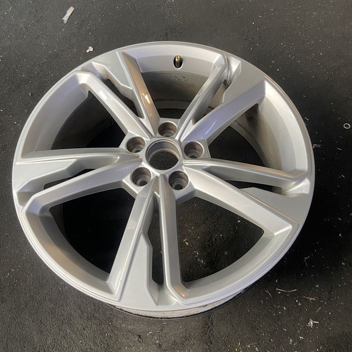 19" AUDI Q3 19-20 19x7 , Original OEM Wheel Rim - Close-Up Detail