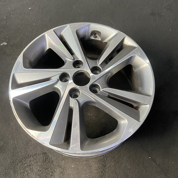 17" ELANTRA 17 17x7 , Sdn Original OEM Wheel Rim - Close-Up Detail