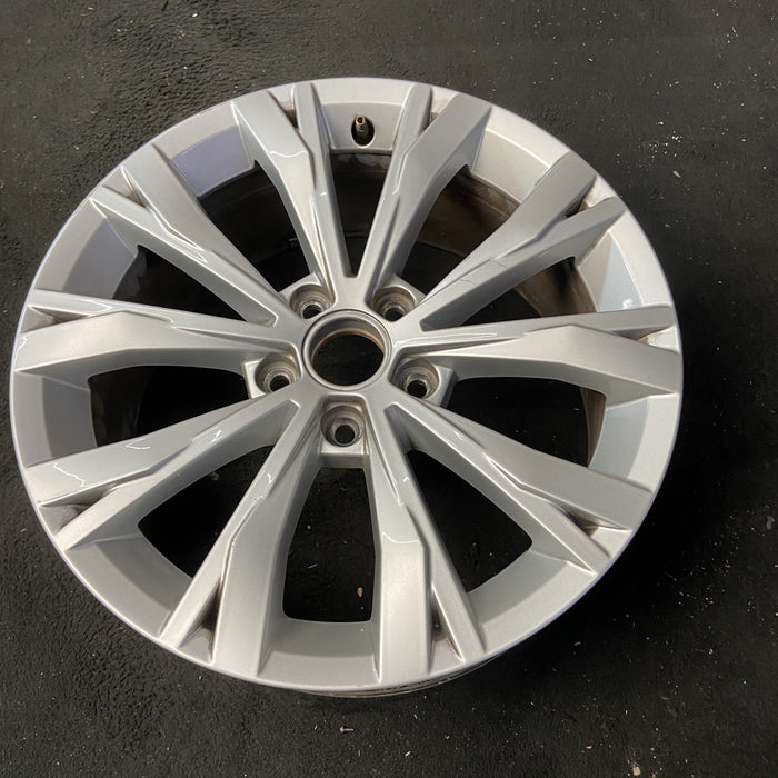17" TIGUAN 18 17x7 , , split spoke Original OEM Wheel Rim - Close-Up Detail