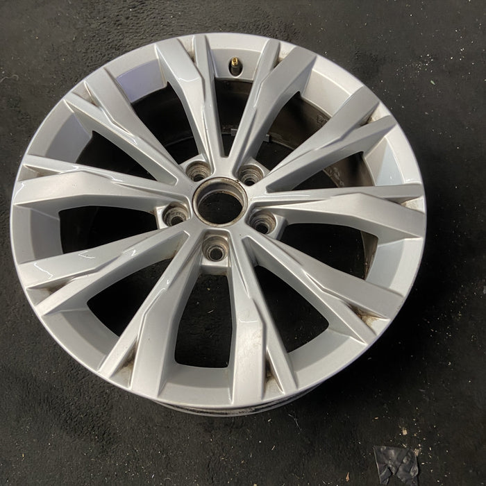17" TIGUAN 18 17x7 , , split spoke Original OEM Wheel Rim - Close-Up Detail