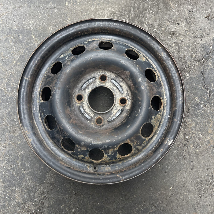 14" FOCUS 00-04 14x5.5 Original OEM Wheel Rim - Angle View