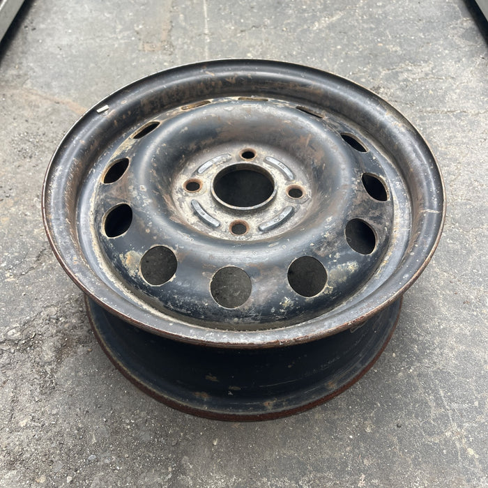 14" FOCUS 00-04 14x5.5 Original OEM Wheel Rim - Close-Up Detail