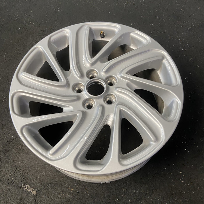 18" CORSAIR 20-25 18x7.5, 10 spoke Original OEM Wheel Rim - Close-Up Detail