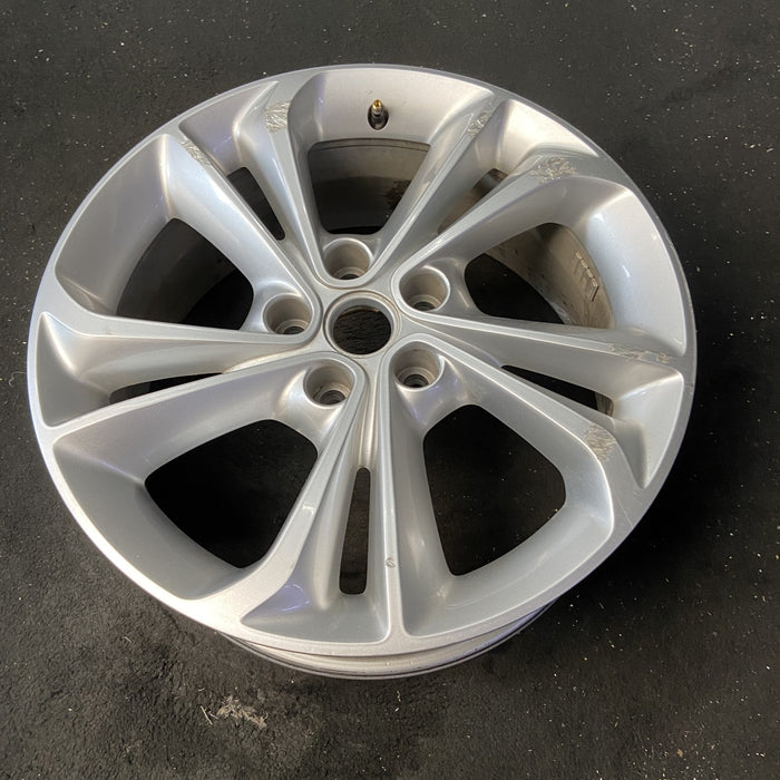 18" ENCORE GX 20 18x7.5, 5 split spoke, silver Original OEM Wheel Rim - Close-Up Detail