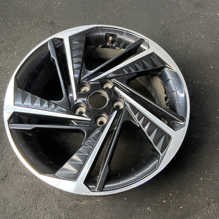 18" ELANTRA 21-23 18x8 Original OEM Wheel Rim - Close-Up Detail