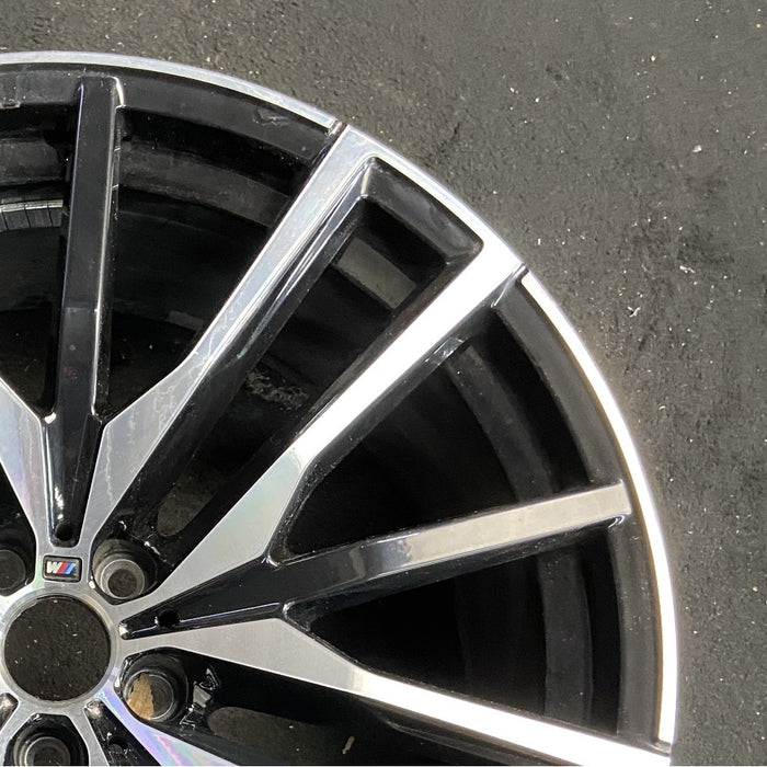 22" BMW X5 19-20 22x9.5 15 spoke Original OEM Wheel Rim - Close-Up Detail