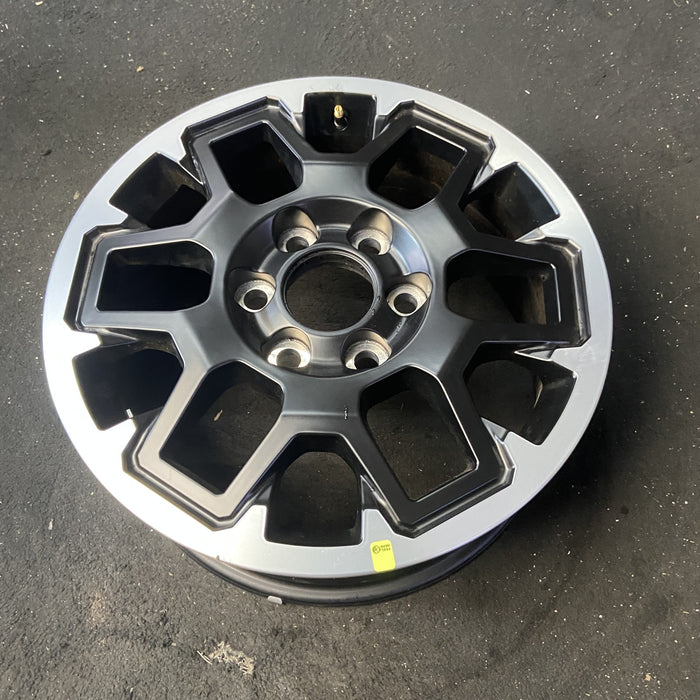 18" 4 RUNNER 25 18x7.5, machined finish Original OEM Wheel Rim - Close-Up Detail