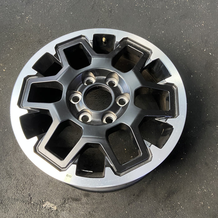 18" 4 RUNNER 25 18x7.5, machined finish Original OEM Wheel Rim - Close-Up Detail