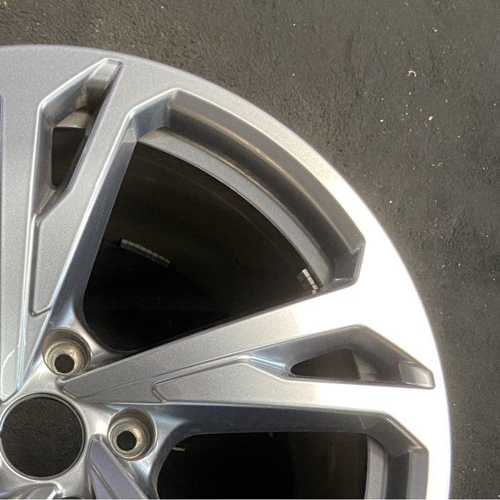 20" E-TRON GT 22-24 20x11 silver Original OEM Wheel Rim - Close-Up Detail