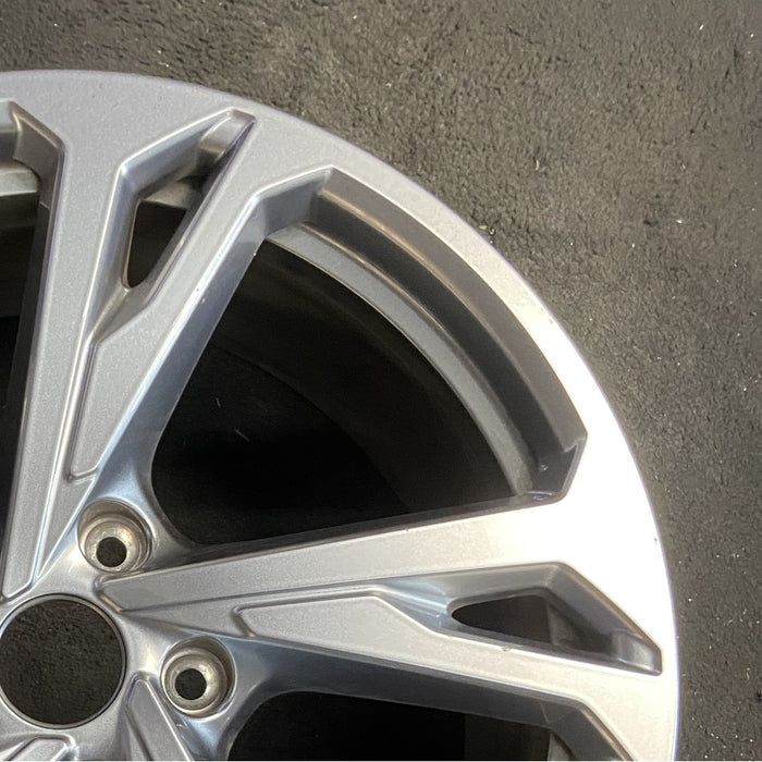 20" E-TRON GT 22-24 20x9 silver Original OEM Wheel Rim - Close-Up Detail