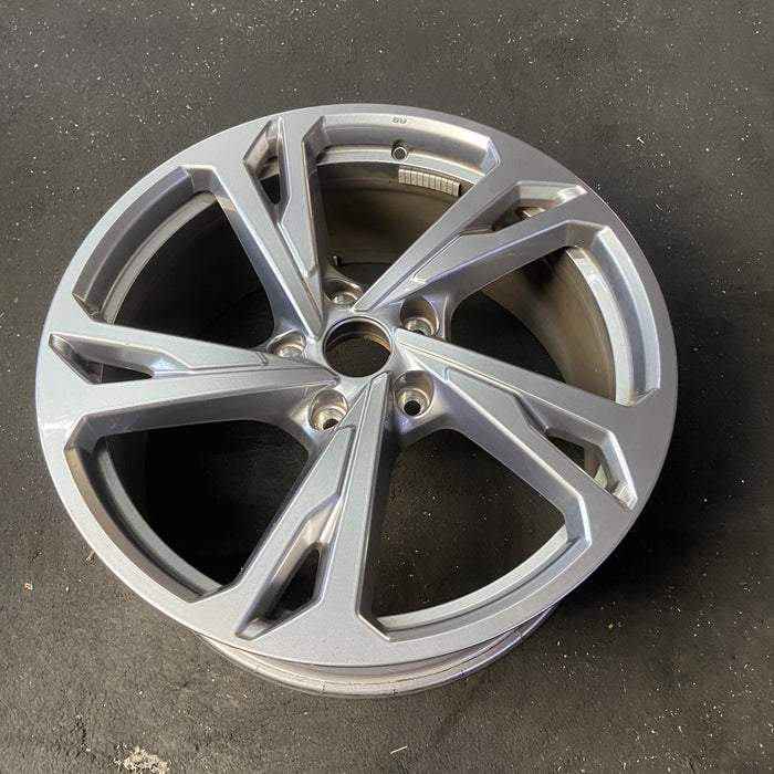 20" E-TRON GT 22-24 20x9, silver Original OEM Wheel Rim - Close-Up Detail