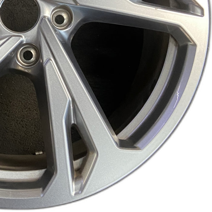 20" E-TRON GT 22-24 20x9 silver Original OEM Wheel Rim - Close-Up Detail