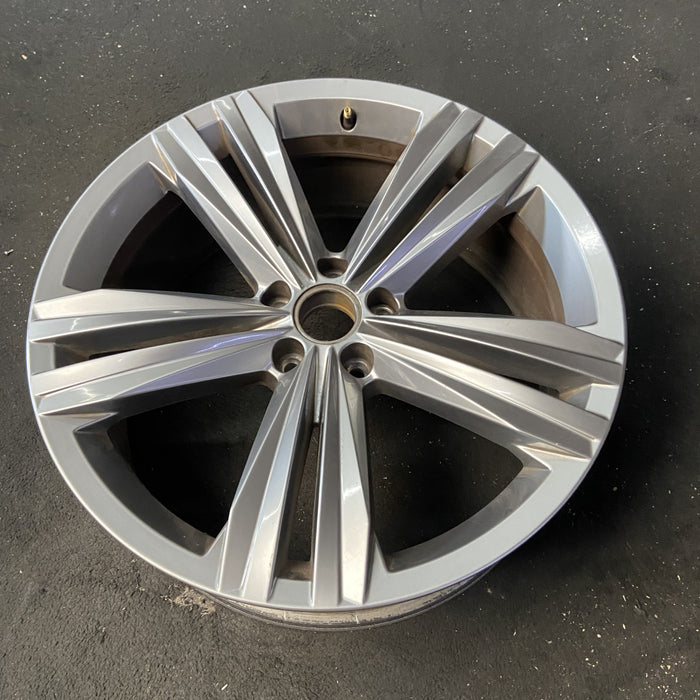 20" ATLAS 18-20 20x8 , , double spoke Original OEM Wheel Rim - Close-Up Detail