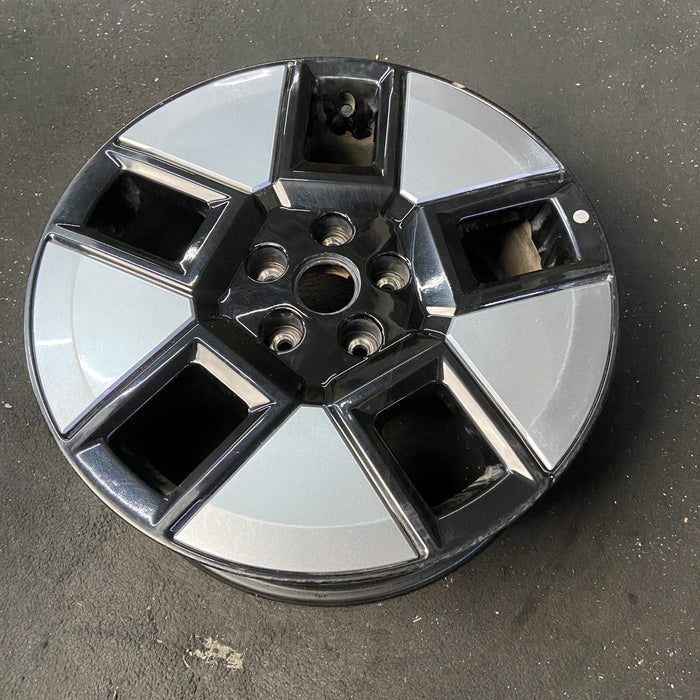 18" SANTA FE 24-25 hybrid, 18x7.5 Original OEM Wheel Rim - Close-Up Detail