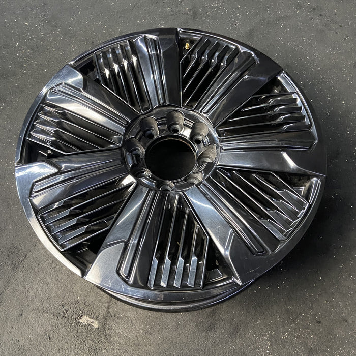 24" ESCALADE IQ 25 , single spoke, gloss black Original OEM Wheel Rim - Close-Up Detail