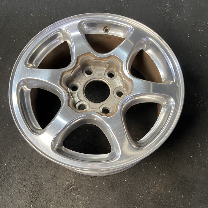 17" SIERRA 1500 PICKUP 01 17x7.5 , fully polished Original OEM Wheel Rim - Close-Up Detail