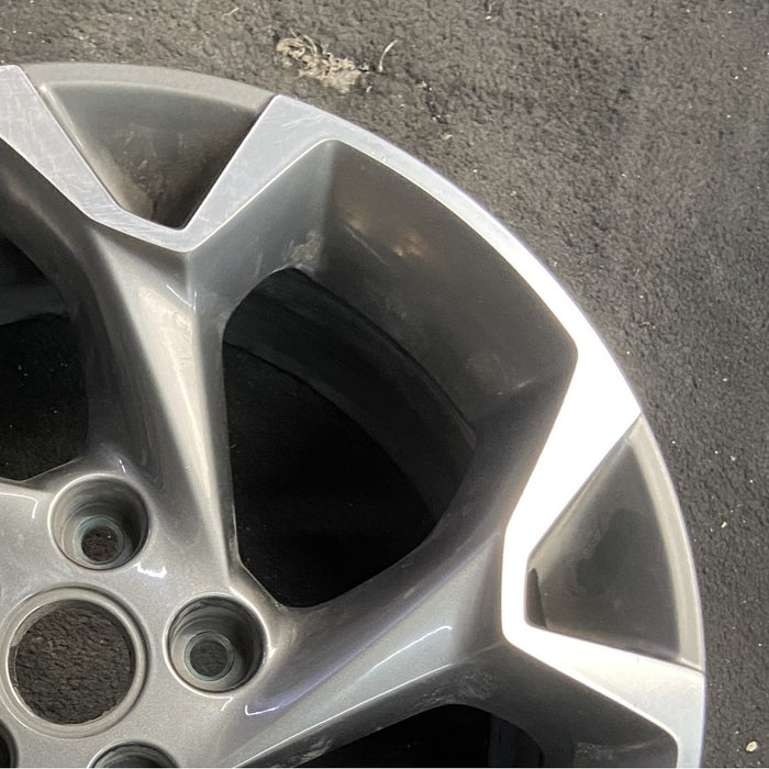 17" TRAX 24-25 17x7.5 gray opt Q7D Original OEM Wheel Rim - Close-Up Detail