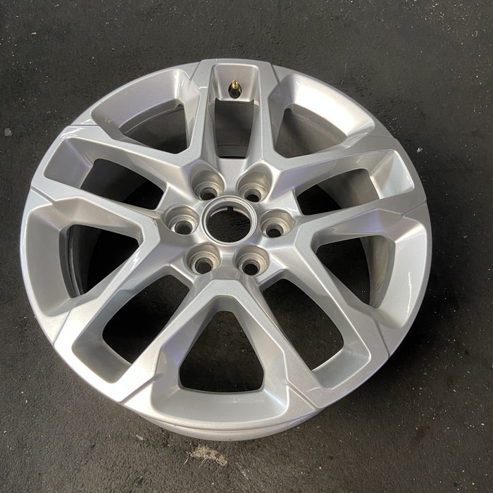 18" TRAVERSE 18-19 18x7.5, opt RT1 Original OEM Wheel Rim - Close-Up Detail