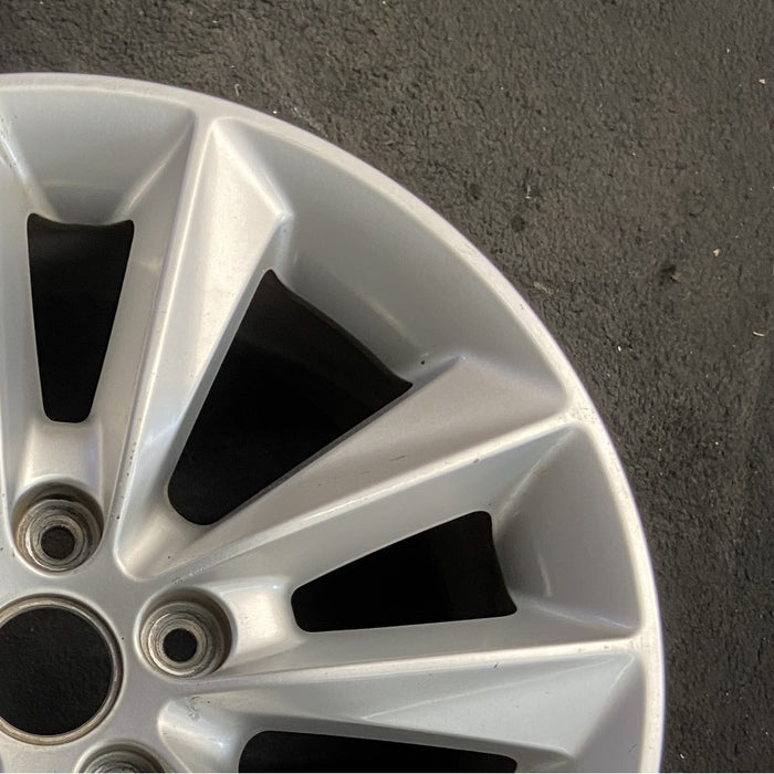 17" SORENTO 19-20 17x7 alloy Original OEM Wheel Rim - Close-Up Detail