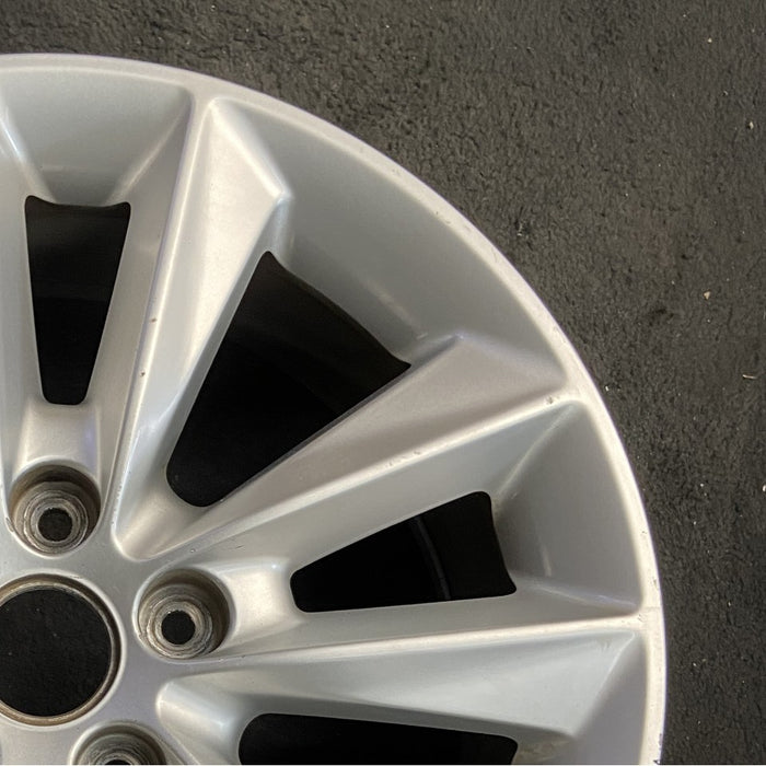 17" SORENTO 19-20 17x7 alloy Original OEM Wheel Rim - Close-Up Detail