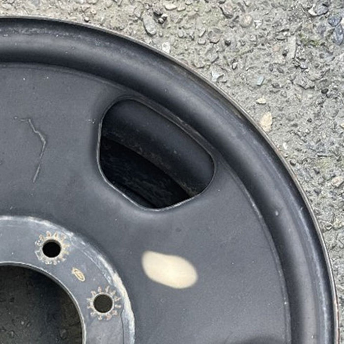 18" FORD F250SD PICKUP 05 18x8 , 5 spoke , steel, argent Original OEM Wheel Rim - Close-Up Detail