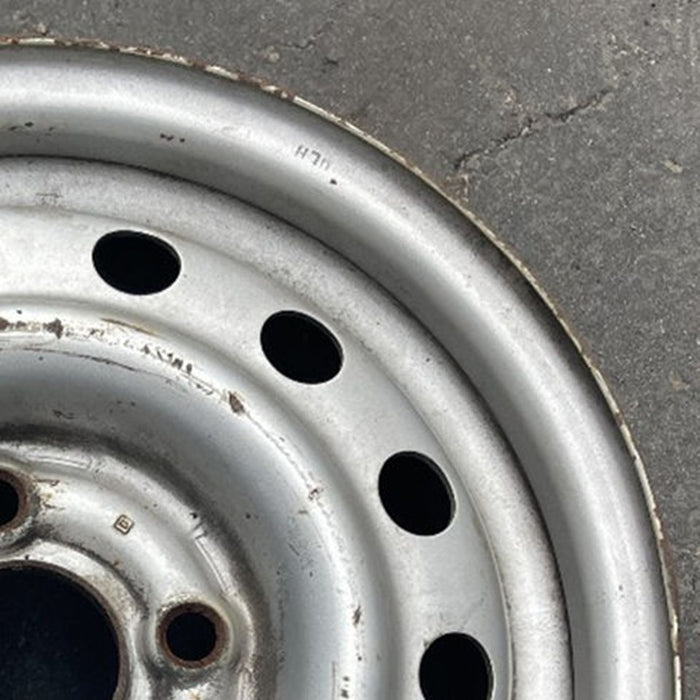 13" CIVIC 92-95 13x5, steel, Htbk Original OEM Wheel Rim - Close-Up Detail