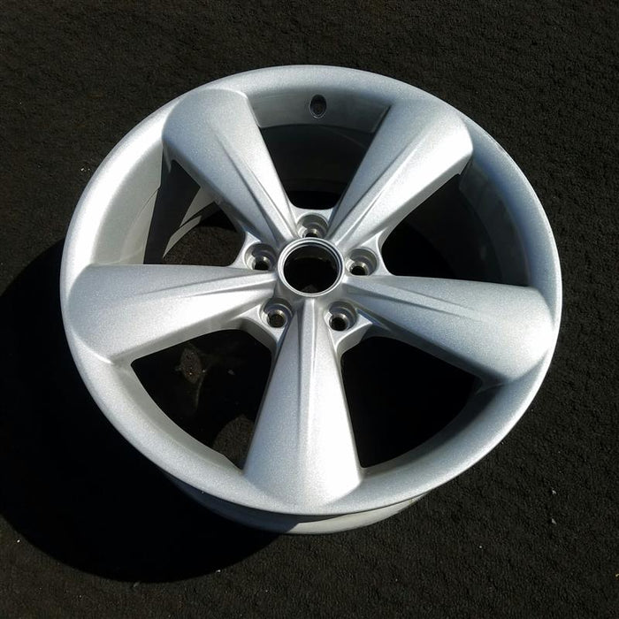 18" MUSTANG 13-14 18x8 , 5 spoke Original OEM Wheel Rim - Close-Up Detail
