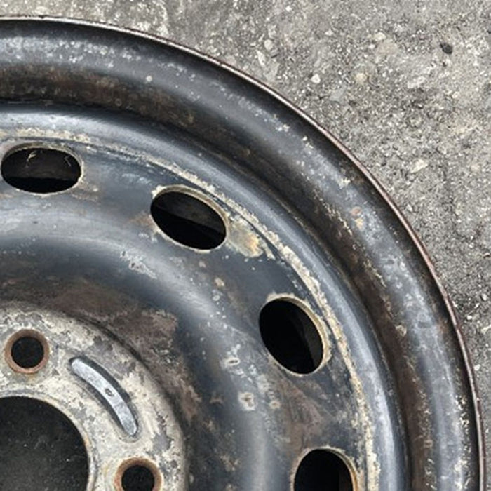 14" FOCUS 00-04 14x5.5 Original OEM Wheel Rim - Close-Up Detail