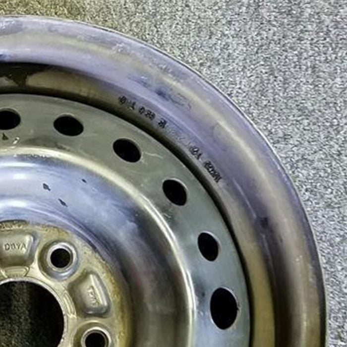 15" CIVIC 12 15x6, steel, Canada market Original OEM Wheel Rim - Close-Up Detail