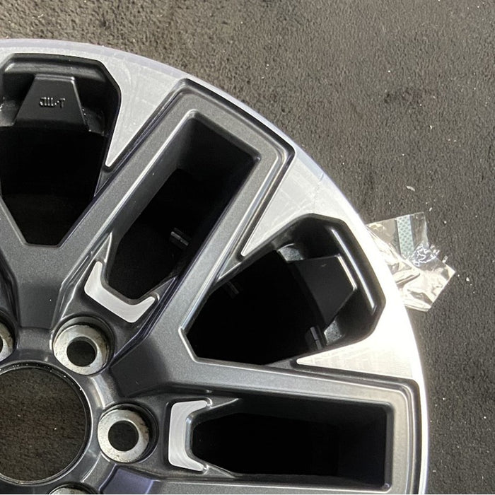 20" SEQUOIA 23-25 20x8, open spoke , machined face with black pockets Original - Close-Up Detail