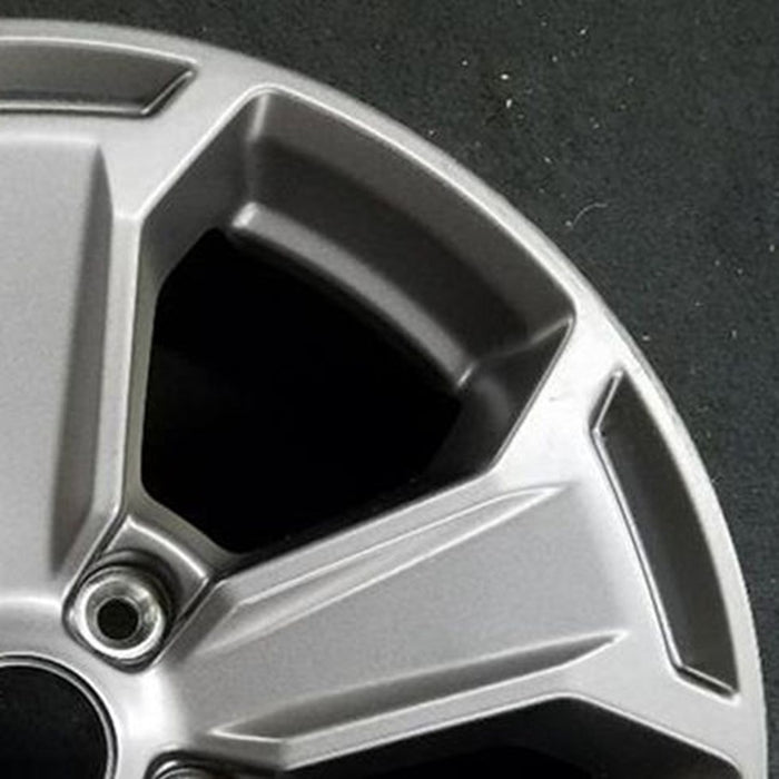 17" WRANGLER 18 VIN W , 17x7.5, 5 spoke , solid spoke, grooved spoke, bronze - Close-Up Detail