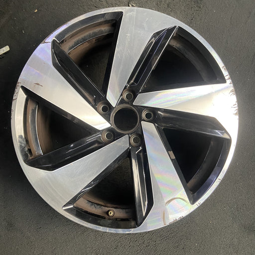 18" GOLF GTI 19-20 18x7.5 , , silver black, lug surround Original OEM Wheel Rim - Additional View