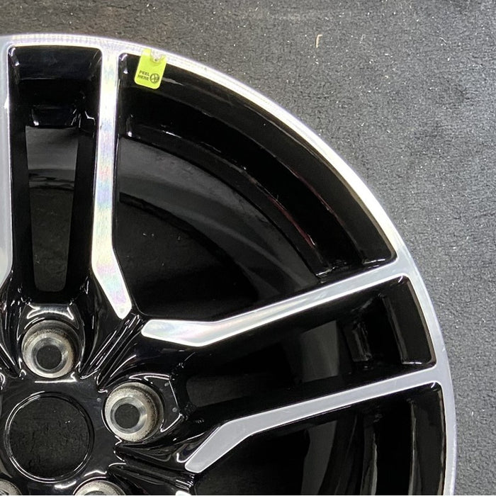 18" MUSTANG 18-23 18x8 , 10 spoke Original OEM Wheel Rim - Close-Up Detail