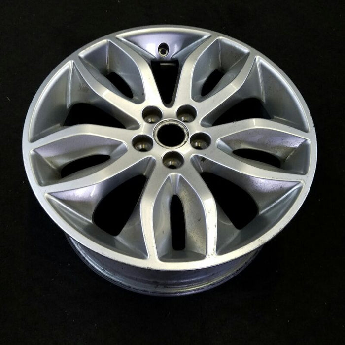 18" LR2 11-15 18x8 , Original OEM Wheel Rim - Close-Up Detail