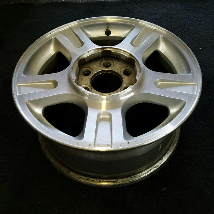 17" EXPEDITION 03 17x7.5 5 spoke aluminum inserts in spokes Original OEM Wheel - Close-Up Detail
